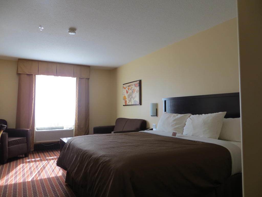 Poplar Tree Inn Stoughton Room photo
