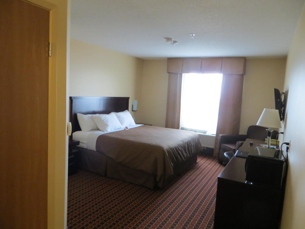 Poplar Tree Inn Stoughton Room photo