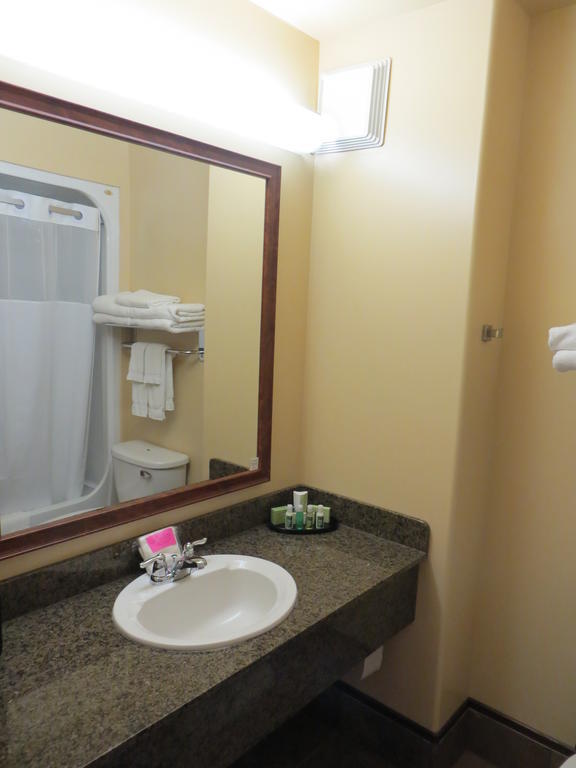 Poplar Tree Inn Stoughton Room photo
