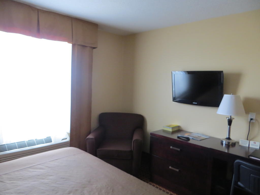 Poplar Tree Inn Stoughton Room photo