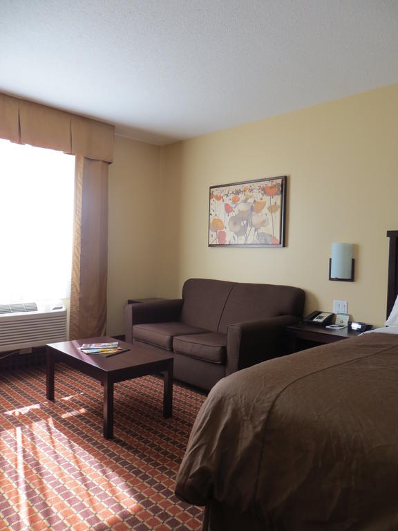 Poplar Tree Inn Stoughton Room photo