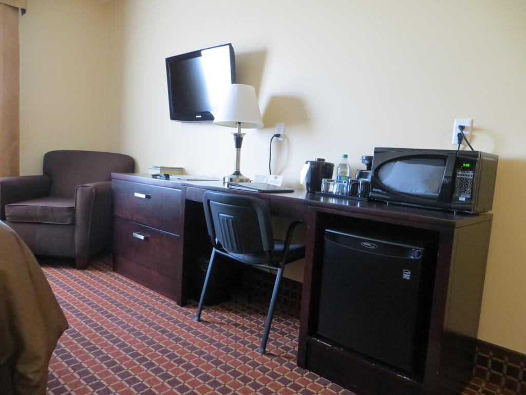 Poplar Tree Inn Stoughton Room photo